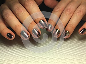 Trendy silver mirror manicure with stylish rug design