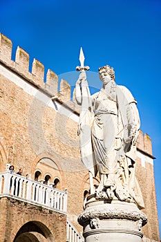 Treviso - Statua dedicata Ai Morti della Patria e Palazzo dei Trecento alle spalle - Piazza Indipendenza