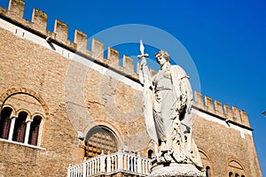 Treviso, Statue dedicated to the Dead of the Fatherland and Palazzo dei Trecento behind - Piazza Indipendenza