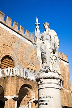 Treviso, Statue dedicated to the Dead of the Fatherland and Palazzo dei Trecento behind - Piazza Indipendenza