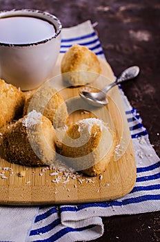 Triangular cookies with coconut