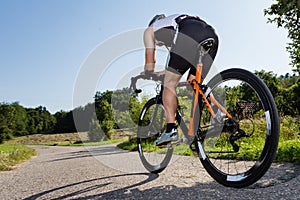 Triatletas es un montando una bici 