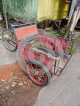 Tricycles are old, dull, for hauling heavy goods.