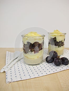 Trifle with vanilla yogurt, red grapes and crumbles