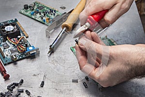 Trimming of the capacitor tip with pliers