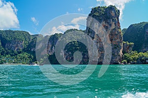 A trip with a boat in the turquoise sea and some rocks in Thailand - Bilder