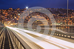 Brücke auf der die stadt auf der dämmerung 