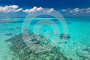 Tropicale Paradiso Spiaggia. caucasico da turisti boccaglio turchese Acqua più vicino maldive 