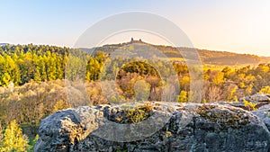 Hrad. dvě věže z starý středověký hrad na kopec. z bohémský ráj český český 