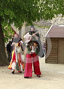 Troubadours on stilts