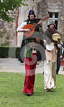 Troubadours on stilts