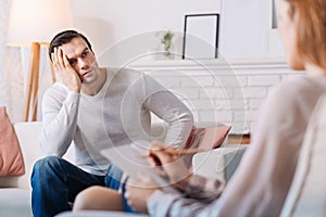 Ustarostený muž hovorenie o jeho problémy 