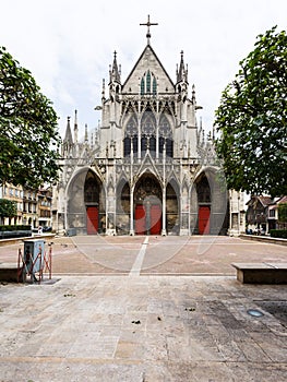 Front view of Basilique Saint-Urbain de Troyes