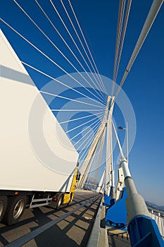 Camión sobre el puente (verticalmente 