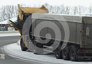 The truck broke down on the road, the driver lifted the cab and fed to mend