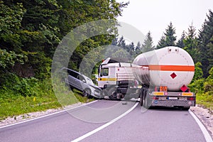 Camion un auto la caduta incidente 