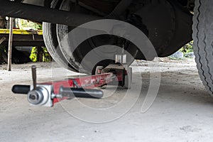 Truck change wheels using a lifting jack