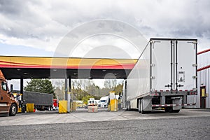 LKW treiber der große ausrüstung halbfertige produkte LKW Panzer auf der LKW Bahnhof auf der Ladung lieferung 