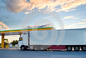 Camion è un sul carburante stazione 