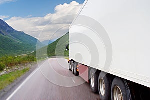 Camion comune sul montagna strade 