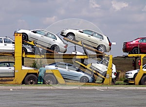 Camión carga de carros 