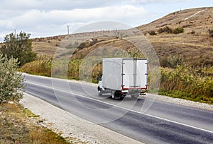 LKW bewegt sich entlang Straßen 