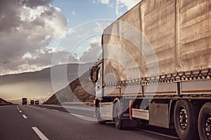 Camion sul strade rurale sul tramonto. . la logistica un carico carico trasporto 