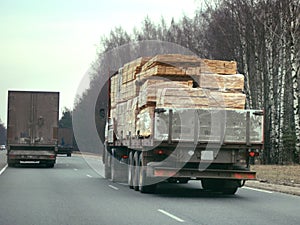 Truck with sawn timber cargo i