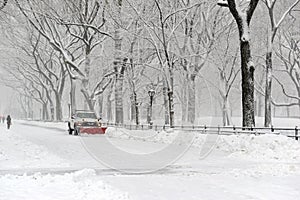 Nákladní auto sněžný pluh odstranění cesty během chumelenici 