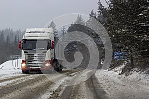 Kamión na zasneženej ceste na Slovensku