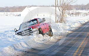 Nákladné auto prilepené v alebo priekopa 