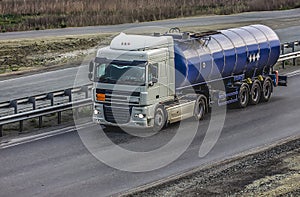 LKW fügt hinzu Ladung Panzer auf der Autobahn 