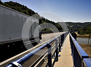 Camiones sobre el puente 