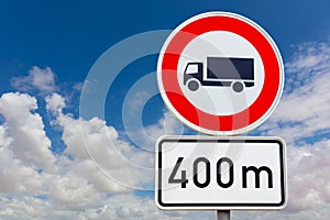 Trucks are no longer allowed to drive far here. The round sign says a maximum of 400 meters.
