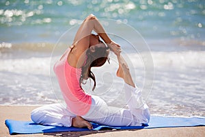 Snaží někteří jóga představuje na pláž 
