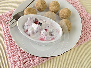 Tsampa balls with fruit yogurt