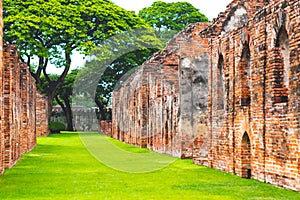 Tthe ruins of the palace in Lopburi, Thailand photo