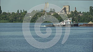 The tug pushes the barge.