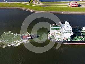 A tugboat assisting a bulkcarrier