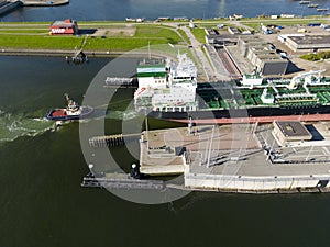 A tugboat assisting a bulkcarrier