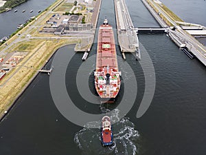 A tugboat assisting a bulkcarrier