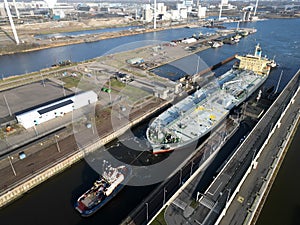 A tugboat assisting a bulkcarrier