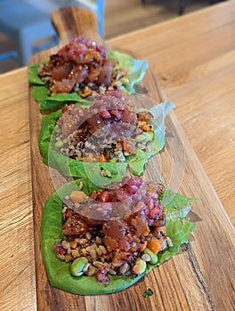 Tuna lettuce wrap spicy organic