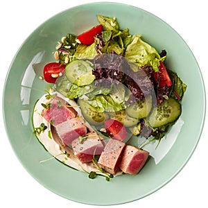 Tuna slices with vegetable salad