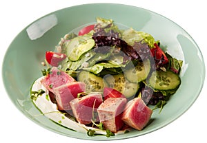 Tuna slices with vegetable salad