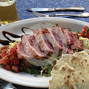 Tuna steak grilled with vegetables, bier and bread