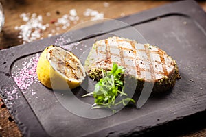 Tuna steak with panko and grilled lemon