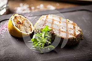 Tuna steak with panko and grilled lemon