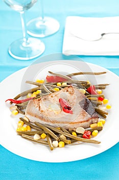 Tuna steak prepared whith fresh vegetables