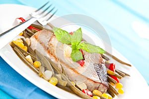 Tuna steak prepared whith fresh vegetables